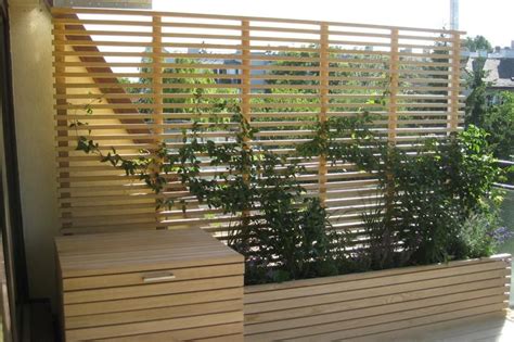 Im eingefahrenen zustand verschwindet der stoff in einer kassette und ist dadurch vor wind und wetter geschützt. Die besten 25+ Sichtschutz terrasse holz Ideen auf ...