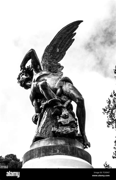 Diablo Escultura El Diablo Imágenes De Stock En Blanco Y Negro Alamy