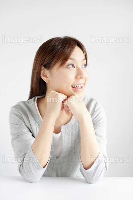 【笑顔の日本人女性】の画像素材21863652 写真素材ならイメージナビ