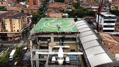 🛩 Avioneta Sobre Edificio Del Barrio Manrique La 45 De MedellÍn