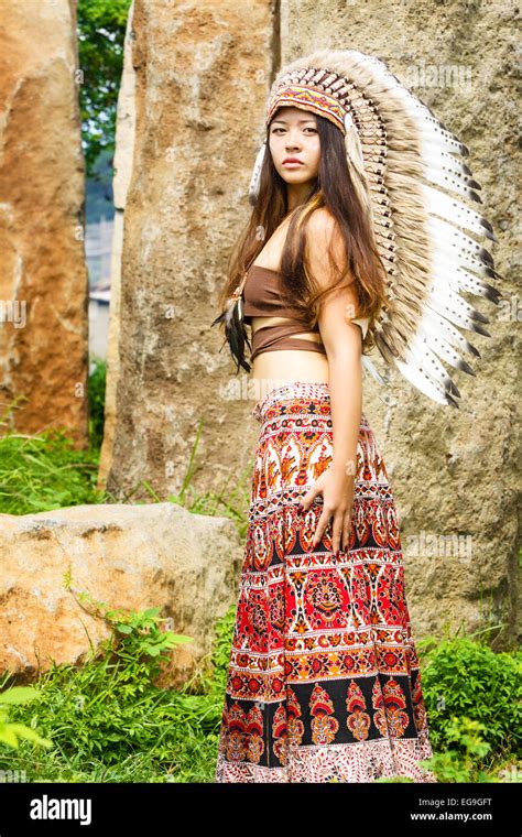Los Indios Nativos Americanos En La Vestimenta Tradicional De Pie A Las Losas De Piedra En La