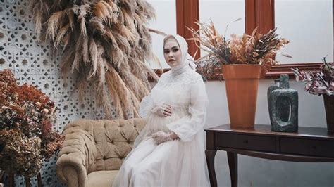 10 Potret Maternity Kartika Putri