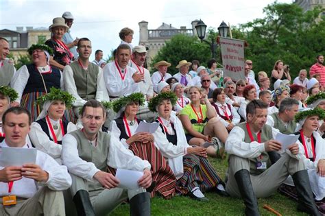 In lettland haben etwa 1500 menschen an einem gedenkumzug für lettische soldaten teilgenommen. RIGA , Lettland - Juli 06: Menschen in Trachten an der ...