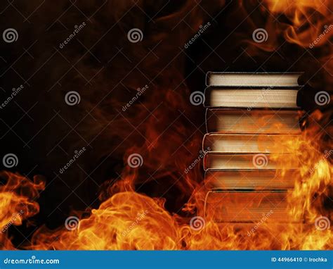 Pile De Livres Dans Un Feu Brûlant Photo Stock Image Du Impression