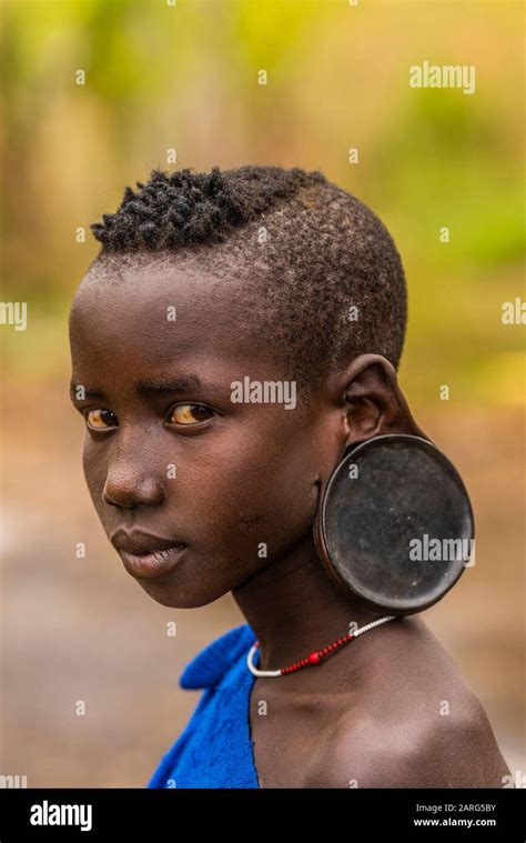 Mädchen Im Teenageralter Mit Ohrenmodifikation Für Eine Tonscheibe