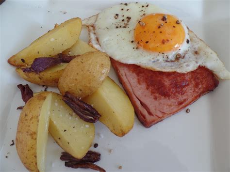 Leberkäse mit Spiegeleier und Ofenkartoffeln Rezept