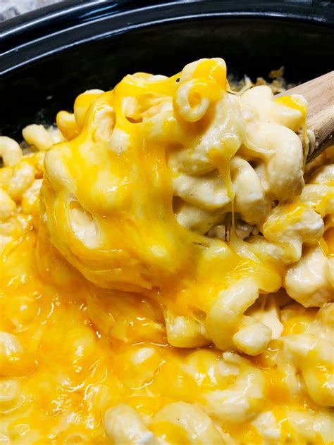 Slow Cooker Mac And Cheese Cooks Well With Others