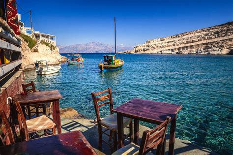 Zu verdanken hat es seinen guten ruf vor allem den hippies, die hier am ende der 1960er und in den 1970er jahren lebten. Besucht das Hippiedorf Matala auf Kreta | Urlaubsguru