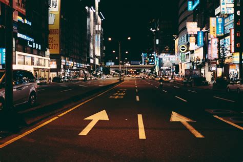 Fotoğraf Yaya ışık Yol Trafik Sokak Gece Şehir Cityscape