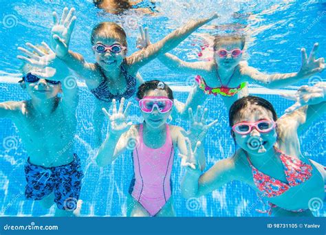 Niños Que Nadan En Piscina Bajo El Agua Imagen De Archivo Imagen De
