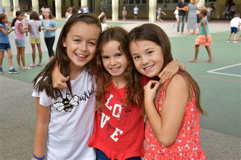 Les petites filles prennent la pose pendant la récré Lycée Français de Barcelone