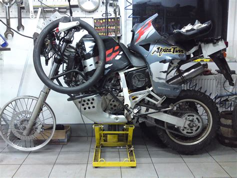 Ici vous pouvez acheter les pièces suivantes. Honda Africa Twin RD04 rebuild adventure motorbike, rally ...