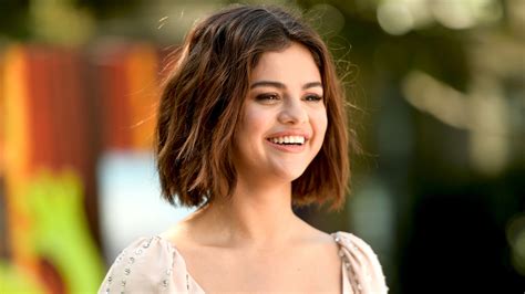Photos Uncanny Selena Gomez Look Alike Goes Viral Stylecaster