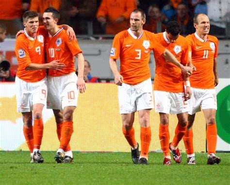 Full squad information for netherlands, including formation summary and lineups from recent games, player profiles and team news. Netherlands Football Team World Cup 2010 - COLORFUL SOCCER
