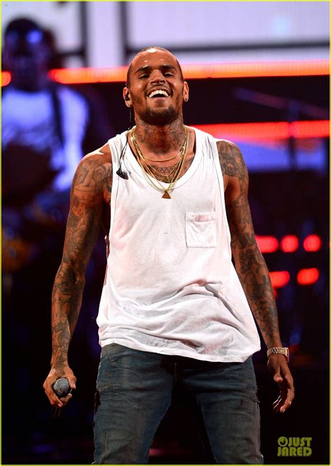 Chris Brown Flashy Dance Moves At Iheartradio Music Festival Photo 2956606 Chris Brown