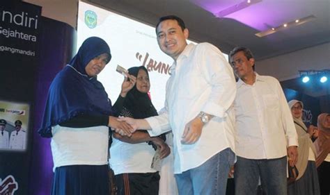 Minggu 9 mei 2021, bupati nganjuk, novi rahman hidayat, terjaring operasi tangkap tangan ( ott ) komisi pemberantasan korupsi (kpk) atas dugaan jual beli jabatan. Berikan Bantuan Modal, Bupati Launching Kartu Nganjuk ...