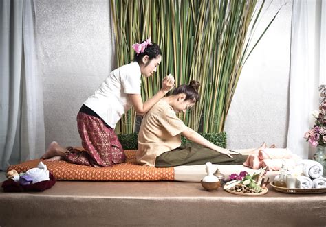 Massaggiatrice Tailandese Che Fa Massaggio Per La Donna Nel Salone