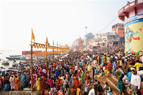 ‘crowd of pilgrims at the ghats on the … license image 70520642 lookphotos