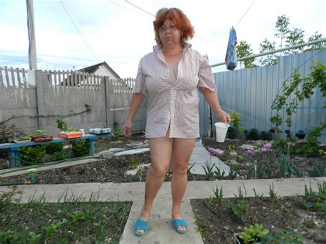 Sybille Nackt Bei Der Gartenarbeit Oma Porno Foto