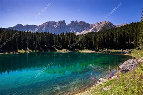 Vista De Karersee Lago Di Carezza Uno De Los Lagos Alpinos Más