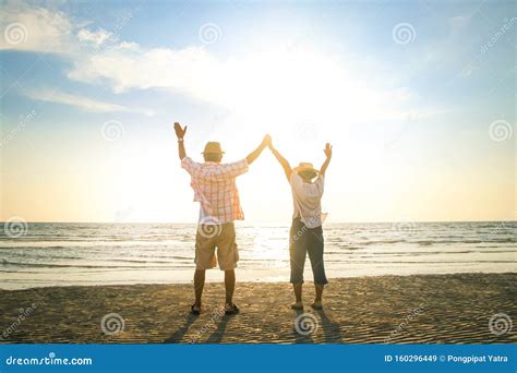 Elderly Couples Travel To The Sea To Relax In Retirement Stock Image