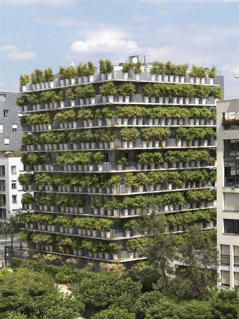 Due to covid they are doing takeout, but they have all the outside tables they have had in the past. 70°SUD Boulogne-Billancourt - Paris Housing - e-architect