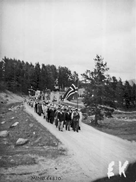 Idèen til barnetoget skal visstnok være alle landets skolebarn går i tog om formiddagen hver 17. 17. mai-tog - Anno Musea i Nord-Østerdalen / DigitaltMuseum