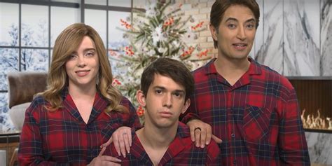 Snl Christmas Card Sketch Features A Surprise Celebrity Singer Cameo