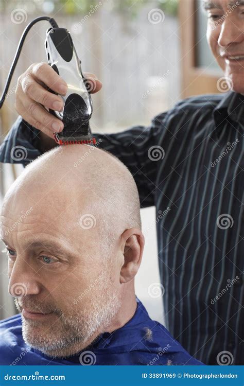 Het Hoofd Van Barber Shaving Senior Man Stock Afbeelding Image Of