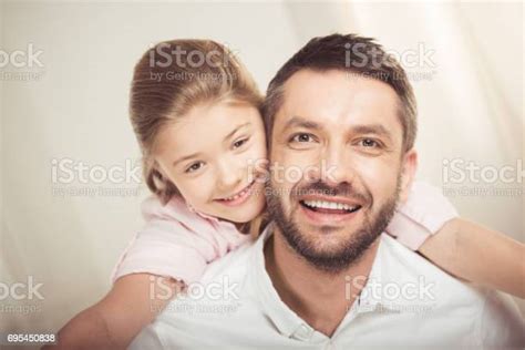 Retrato De Closeup De Feliz Padre E Hija Abrazándose Y Sonriendo A