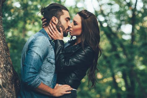 liebe warum menschen beim küssen meistens ihre augen genussvoll schließen heilpraxis