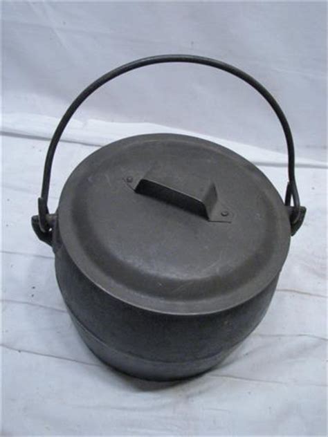 Premium quality cast iron cookware. Vintage Marietta Co PA #2 Qts Cast Iron Gypsy Kettle Bean ...