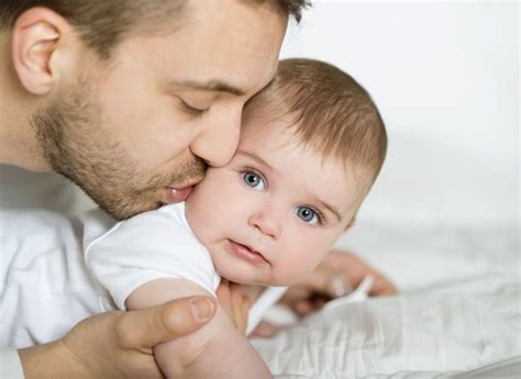 El Padre Que Cuida A Su Bebe No Ayuda A La Madre Sino Que Ejerce La