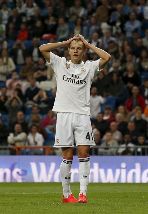 Real madrid are prepared to sell ødegaard and are hoping to get €40 million for the midfielder. Martin Ødegaard tatt av banen i Real Madrid-tap