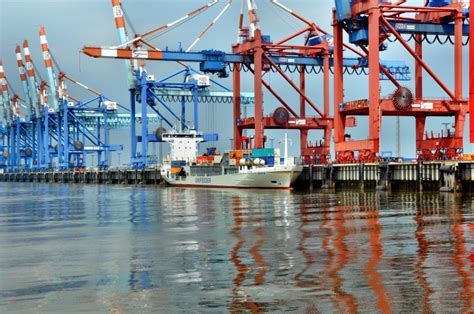 Sven rathjens ist mitglied bei stayfriends und hat bis diese schule besucht: Unifeeder "Sven" Am Container - Terminal Bremerhaven - Lg ...