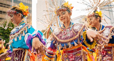 Adapun pengertian budaya menurut koentjaraningrat budaya berarti keseluruhan sistem gagasan, tindakan. 7 Unsur Kebudayaan Universal | Pengertian & Contohnya ...