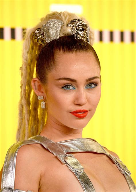 Miley Cyrus See Every Epic Hair And Makeup Moment From The Mtv Vmas Popsugar Beauty