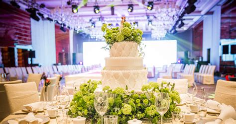 香港朗廷酒店（the langham hong kong）位處於香港九龍尖沙咀北京道8號，為香港一間甲級高價酒店，樓高16層，共提供498間房間。 酒店前稱華美達麗新酒店（ramada reneissance hotel，1989年－1998年）、香港鷹君酒店（great. 上海新天地朗廷酒店 婚宴预订【菜单 价格 图片】-百合婚礼