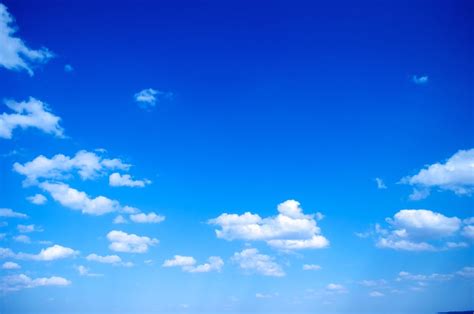 Mengapa Warna Langit Terlihat Biru