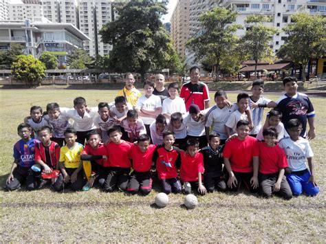 Pemain nomor satu dinamakan server, pemain kedua dinamakan spiker, pemain ketiga dinamakan set upper atau tosser, pemain nomor empat dinamakan blocker, pemain nomor lima dan enam dinamakan libero. Perlawanan Persahabatan Bola Baling | SEKOLAH KEBANGSAAN ...
