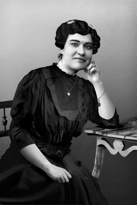 21 yaşından büyük hanehalkı reislerine oy kullanma hakkı veren bir yasanın belirsizliğini. Feminists around the world: Carolina Beatriz Angelo