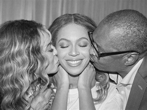 Beyoncé Poses For Rare Photo With Both Of Her Parents