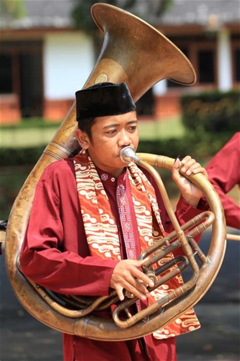 Lahir dan berkembang di suatu daerah tertentu dan diwariskan secara turun temurun dari suatu generasi ke generasi berikutnya. Tanjidor : Kesenian - Situs Budaya Indonesia