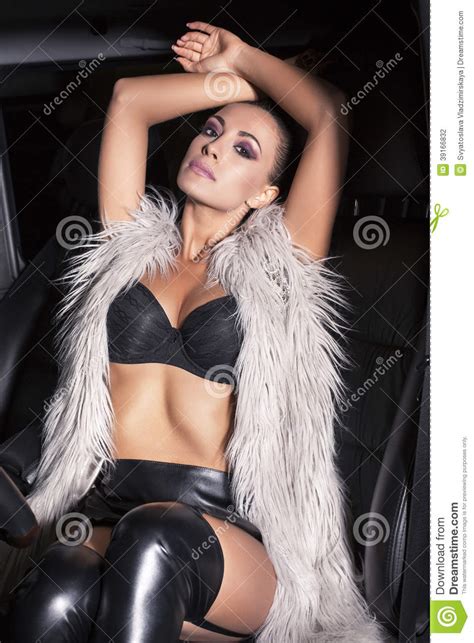 Seksowna Kobieta W Bieliźnie Pozuje W Samochodzie Zdjęcie Stock Obraz