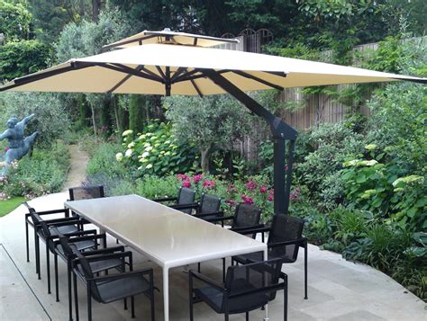 Extreme heat and direct sunlight make it difficult to comfortably entertain guests outdoors. Large cantilever patio umbrellas - theradmommy.com