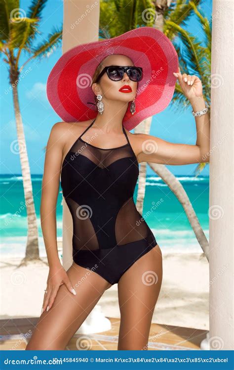 Bella Donna Sexy In Bikini E Cappello Posante Sulla Spiaggia Caraibica Fotografia Stock