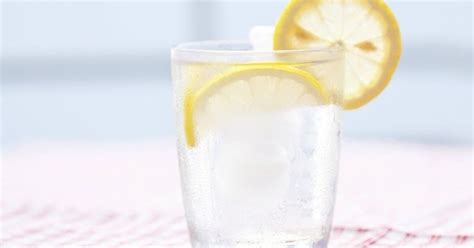 ThessBomb Πώς πρέπει να πίνετε νερό με λεμόνι για να χάσετε βάρος
