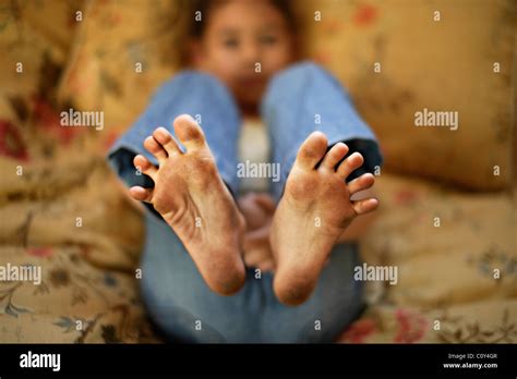 Mädchen Liegt Auf Bett Und Zeigt Ihre Dreckigen Füße Mit Gespreizten Zehen Stockfoto Bild