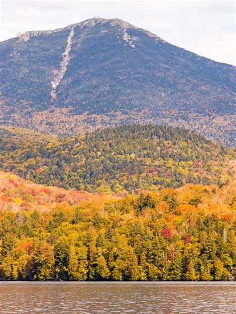 Whiteface Mountain En Autumn Kleuren In Adirondacks Stock Afbeelding