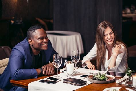 Dining Etiquette Rules For Dining At A Restaurant Readers Digest